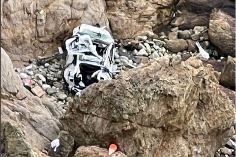 Unfall in den USA: Der völlig demolierte Wagen liegt nach dem Unfall auf einem Felsvorsprung