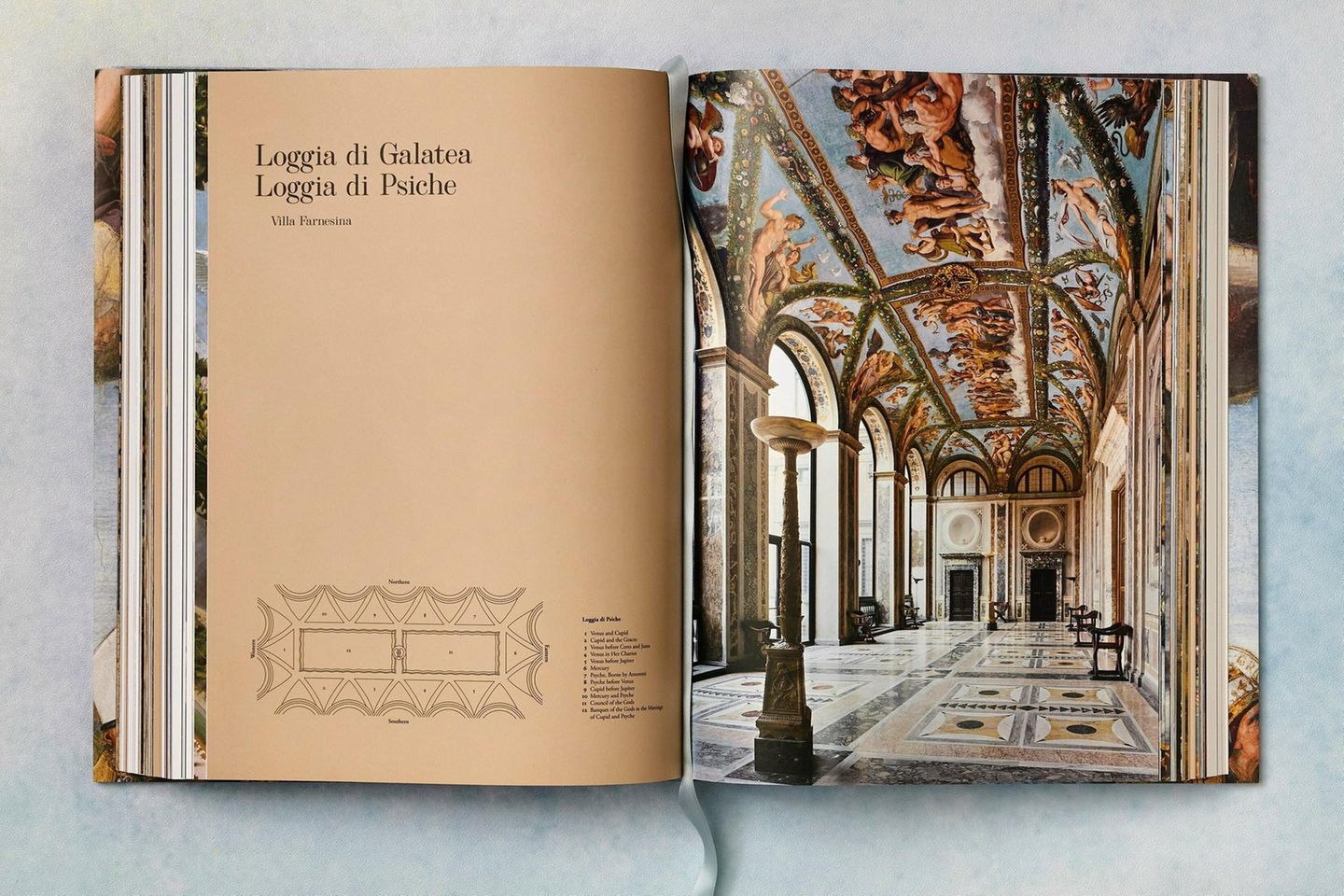 "Raffael. Das Gesamtwerk": Außer Julius II. und Leo X. ist Raffaels wichtigster Auftraggeber der päpstliche Bankier Agostino Chigi (1466–1520). Raffael übernimmt für ihn unter anderem die Gestaltung der "Loggia der Psyche" in seiner heute als Villa Farnesina bekannten Villa am Tiber. Die literarische Grundlage für die Motive liefert die Schilderung des Schicksals der Psyche in dem Roman "Der goldene Esel" des antiken Dichters Apulejus. Hier bietet sich Raffael erstmals die Möglichkeit, antike Mythen und sinnliche Akte großformatig darzustellen. Außer Julius II. und Leo X. ist Raffaels wichtigster Auftraggeber der päpstliche Bankier Agostino Chigi (1466–1520). Raffael übernimmt für ihn unter anderem die Gestaltung der "Loggia der Psyche" in seiner heute als Villa Farnesina bekannten Villa am Tiber. Die literarische Grundlage für die Motive liefert die Schilderung des Schicksals der Psyche in dem Roman "Der goldene Esel" des antiken Dichters Apulejus. Hier bietet sich Raffael erstmals die Möglichkeit, antike Mythen und sinnliche Akte großformatig darzustellen.