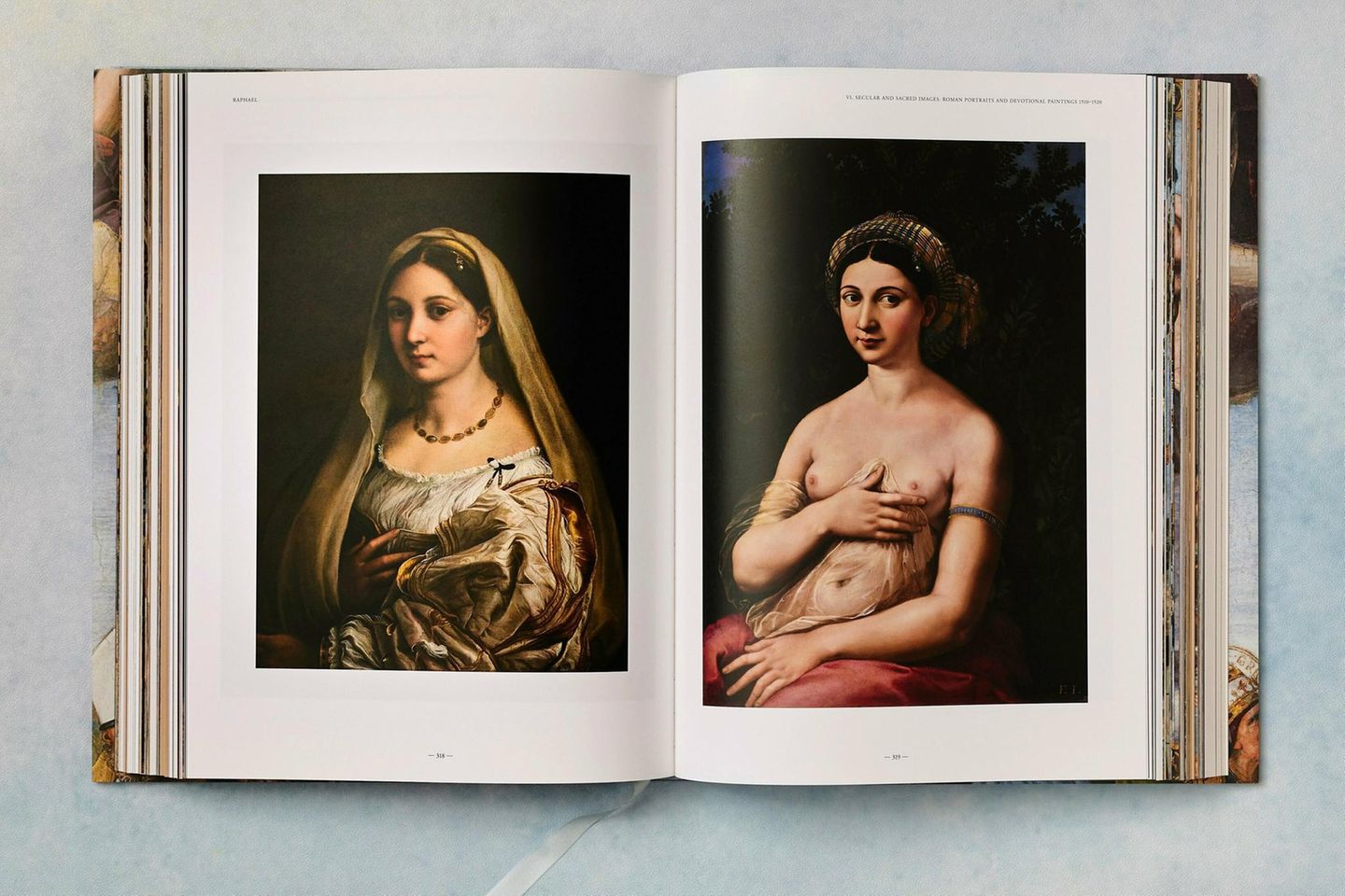 Wer in Rom zu den engsten Mitarbeitern des Papstes oder zum intellektuellen Freundeskreis Raffaels gehört, hat die besten Chancen, sich von dem Superstar porträtieren zu lassen. Bei fast allen Dargestellten ist ihre Identität bis heute ungeklärt, wie bei diesen beiden Modellen.