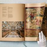 Während Michelangelo Buonarroti die Decken der Sixtinische Kapelle bemalen kann, gibt Papst Leo X. bei Raffael die Gestaltung von Wandteppichen in Auftrag. Diese werden nach seinen Entwürfen zwischen 1515 und 1521 in Brüssel angefertigt. Die Teppiche bebildern die Apostelgeschichte, die Geschichte von Petrus und Paulus und werden nur für große Feierlichkeiten ausgehangen. 1527 werden sie geraubt und kehrten später nach Rom zurück. Auf der rechten Seite ist das Motiv "Die Steinigung des heiligen Stephanus" zu sehen. Links sind die Teppiche während einer Sonderausstellung in der Sixtinischen Kapelle 2020 zu sehen.   Die kostbaren Teppiche durften nur bei großen Festlichkeiten bewundert werden. Sie wurden 1527 geraubt und kehrten später nach Rom zurück.