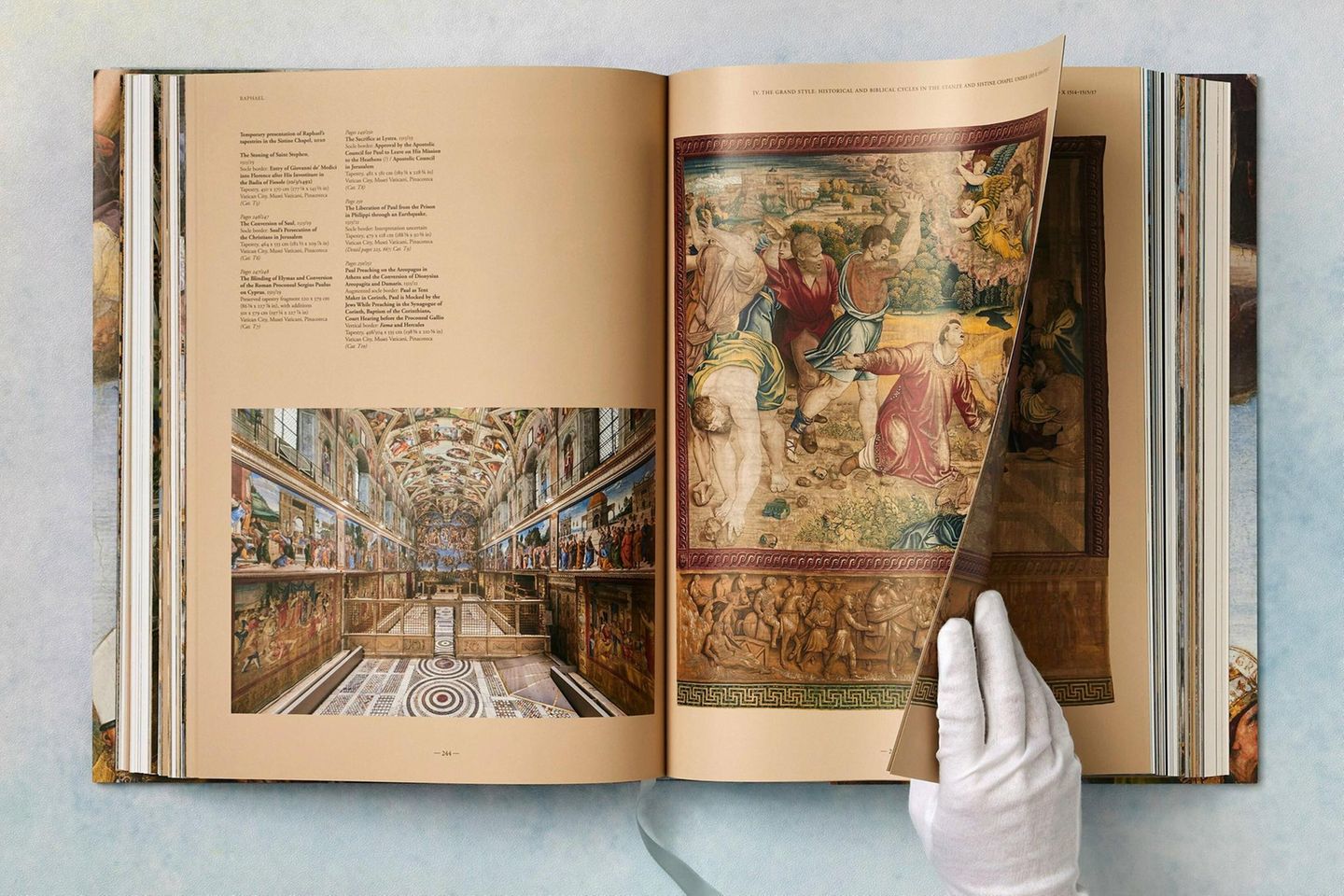 Während Michelangelo Buonarroti die Decken der Sixtinische Kapelle bemalen kann, gibt Papst Leo X. bei Raffael die Gestaltung von Wandteppichen in Auftrag. Diese werden nach seinen Entwürfen zwischen 1515 und 1521 in Brüssel angefertigt. Die Teppiche bebildern die Apostelgeschichte, die Geschichte von Petrus und Paulus und werden nur für große Feierlichkeiten ausgehangen. 1527 werden sie geraubt und kehrten später nach Rom zurück. Auf der rechten Seite ist das Motiv "Die Steinigung des heiligen Stephanus" zu sehen. Links sind die Teppiche während einer Sonderausstellung in der Sixtinischen Kapelle 2020 zu sehen.   Die kostbaren Teppiche durften nur bei großen Festlichkeiten bewundert werden. Sie wurden 1527 geraubt und kehrten später nach Rom zurück.