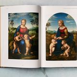 Seine große Karriere beginnt Raffael in Florenz. Vor allem seine Madonenbilder machen ihn berühmt. Links das Ölgemälde "Madonna mit dem Stieglitz" (Madonna del Cardellino), aus dem Jahr 1506 oder 1507, rechts das Werk "Madonna und Kind mit dem Johannesknaben" (La Belle Jardinière), von 1507 oder 1508 Öl. Beide Werke sind ihrer Zeit weit voraus: Sie sind geometrisch angelegt und damit Vorreiter für den Klassizismus, der erst etwa 150 bis 200 Jahre später die europäische Kunstwelt dominieren wird. 