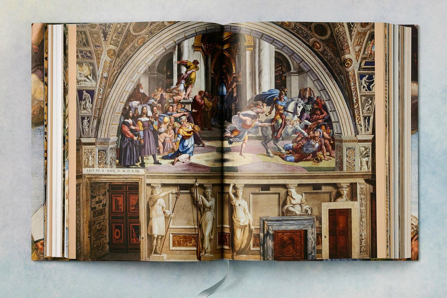 1508 beruft Papst Julius II. den jungen Künstler nach Rom. Dort sollten die "Stanzen" der päpstlichen Gemächer im zweiten Stock des Vatikanpalastes mit Wandgemälden ausgeschmückt werden. Raffael beeindruckt den Papst so sehr, dass er alle anderen Maler entlässt. Die "Stanzen" werden Raphaels berühmteste Arbeiten, die bis heute uneingeschränkt als Meisterwerke gelten. Auf dem Bild ist ein Fresko aus dem zweiten von Raphael gestalteten Zimmer zu sehen, der Stanza di Eliodoro (1512–1514). Es zeigt die Befreiung des Heiligen Petrus.