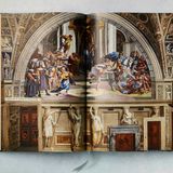 1508 beruft Papst Julius II. den jungen Künstler nach Rom. Dort sollten die "Stanzen" der päpstlichen Gemächer im zweiten Stock des Vatikanpalastes mit Wandgemälden ausgeschmückt werden. Raffael beeindruckt den Papst so sehr, dass er alle anderen Maler entlässt. Die "Stanzen" werden Raphaels berühmteste Arbeiten, die bis heute uneingeschränkt als Meisterwerke gelten. Auf dem Bild ist ein Fresko aus dem zweiten von Raphael gestalteten Zimmer zu sehen, der Stanza di Eliodoro (1512–1514). Es zeigt die Befreiung des Heiligen Petrus.