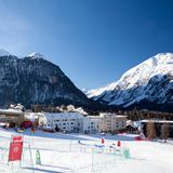 Languard-Pontresina  Eine entspannte Skisaison erleben Wintersportler im Familienskigebiet Languard-Pontresina. Wer sich hier in den Schnee stürzt, der hat dabei stets einen beeindruckenden Ausblick auf den Pia Bernina – einen der berühmtesten Gipfel des Engadins. Um vor allem jungen Wintersportlern den Einstieg zu erleichtern, ist das Schneetreiben für alle Gäste unter 15 Jahren komplett kostenlos.