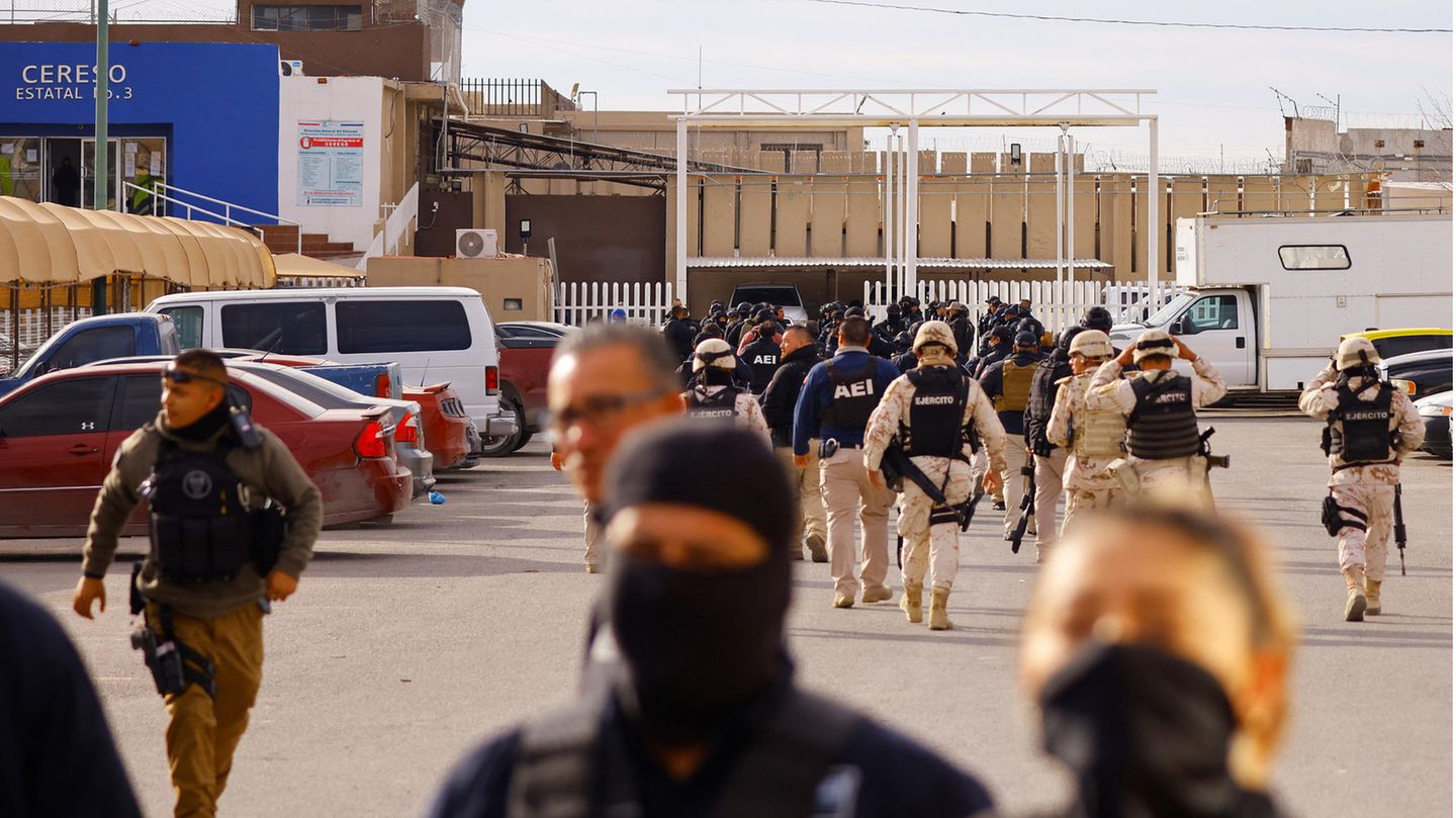 Sicherheitskräfte bewegen sich in ein Gefängnis in Ciudad Juarez in Mexiko.