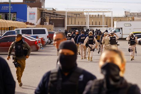 Sicherheitskräfte bewegen sich in ein Gefängnis in Ciudad Juarez in Mexiko.