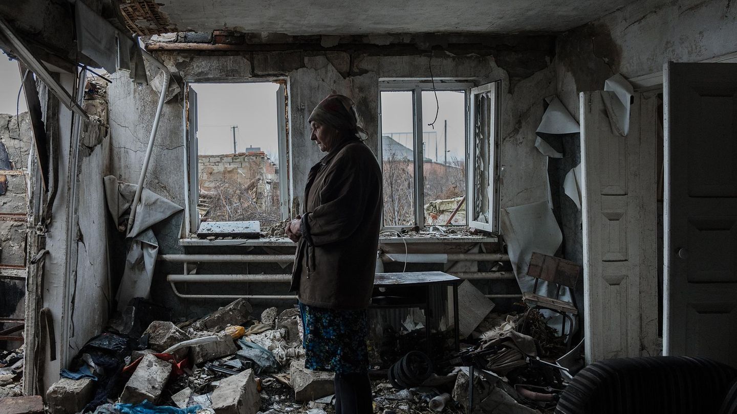 Tetjana Gruschko in einem zerstörten Haus in ihrem Heimatdorf bei Isjum