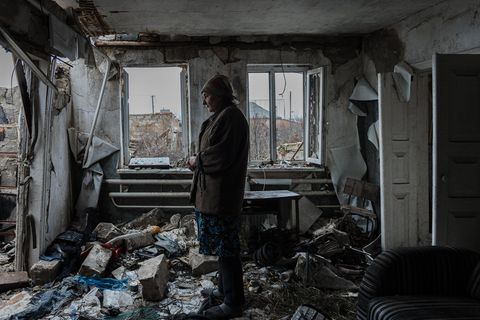 Tetjana Gruschko in einem zerstörten Haus in ihrem Heimatdorf bei Isjum