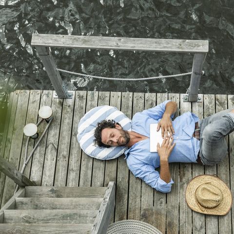 Schlaftourismus klingt absurd? Viele Menschen wollen im Urlaub aber genau das am liebsten: schlafen