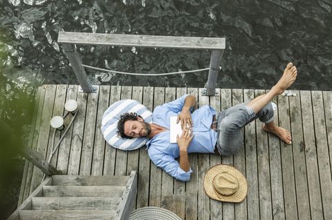 Schlaftourismus klingt absurd? Viele Menschen wollen im Urlaub aber genau das am liebsten: schlafen