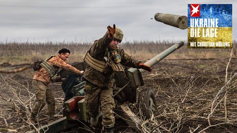 Ein ukrainischer Soldat wirft eine leere Granaten-Hülse
