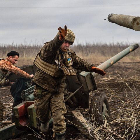 Ein ukrainischer Soldat wirft eine leere Granaten-Hülse