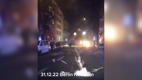 Das Video zeigt den Beschuss eines Einsatzfahrzeuges mit Pyrotechnik in der Silvesternacht in Berlin