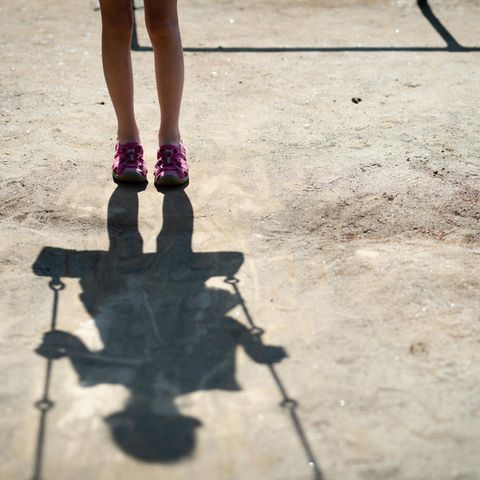 Symbolbild zu Missbrauch: Schatten von Kind auf dem Boden