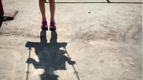 Symbolbild zu Missbrauch: Schatten von Kind auf dem Boden