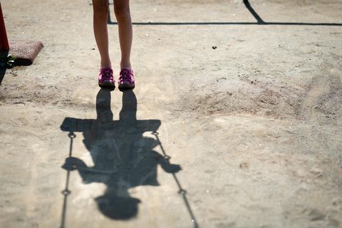 Symbolbild zu Missbrauch: Schatten von Kind auf dem Boden