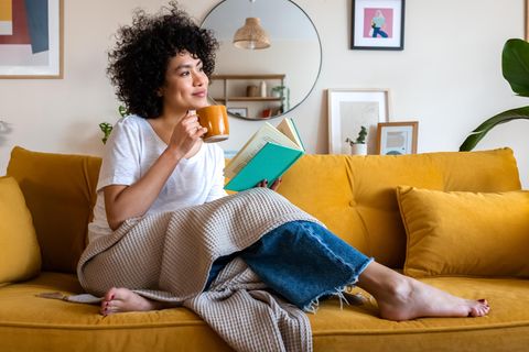 Eine Frau liest ein Buch