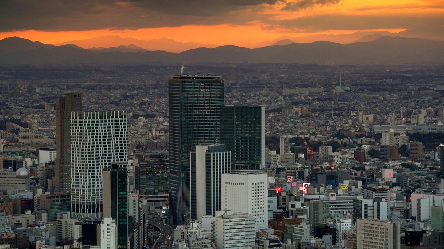 Japan: Government lures families to the country with relocation bonuses