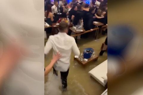 Disco auf Stelzen sinkt in Belgrader Fluss