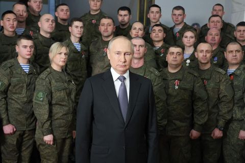 Wladimir Putin hielt seine Neujahrsansprache an die Nation vor russischen Soldaten