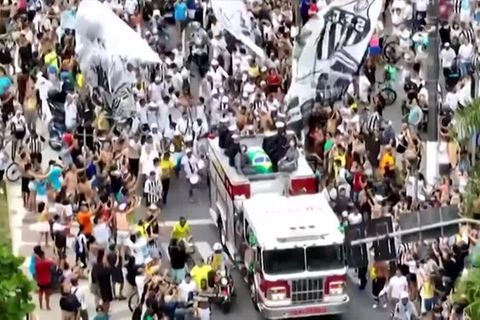 Video: Tausende nehmen Abschied von Pele