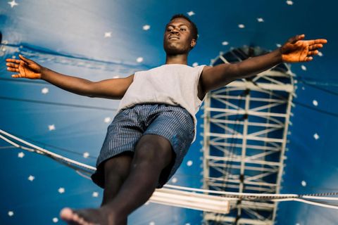 John Owino Ochieng auf der Laufkugel von unten fotografiert