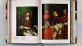 Doch auch die römische Prominenz lässt sich von Raffael verewigen. Links im Bild befindet sich das Porträt von Papst Julius II., das 1512/13 entstanden ist. Rechts ist sein Nachfolger Papst Leo X. mit den Kardinälen Giulio de’ Medici und Luigi de’ Rossi zu sehen. Das Gemälde entsteht im Jahr 1518. 