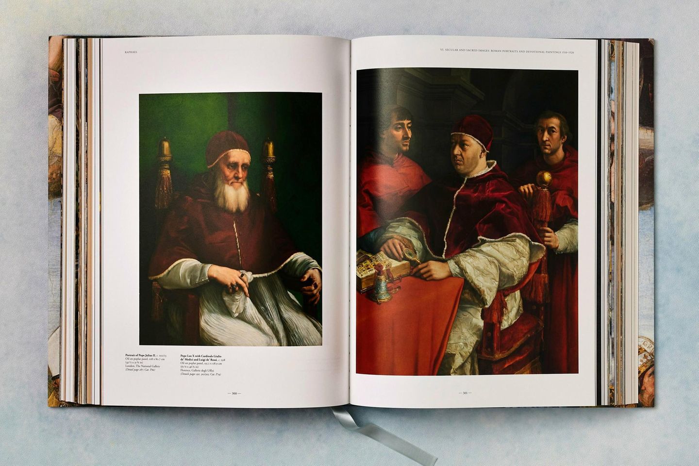 "Raffael. Das Gesamtwerk": Doch auch die römische Prominenz lässt sich von Raffael verewigen. Links im Bild befindet sich das Porträt von Papst Julius II., das 1512/13 entstanden ist. Rechts ist sein Nachfolger Papst Leo X. mit den Kardinälen Giulio de’ Medici und Luigi de’ Rossi zu sehen. Das Gemälde entsteht im Jahr 1518. Doch auch die römische Prominenz lässt sich von Raffael verewigen. Links im Bild befindet sich das Porträt von Papst Julius II., das 1512/13 entstanden ist. Rechts ist sein Nachfolger Papst Leo X. mit den Kardinälen Giulio de’ Medici und Luigi de’ Rossi zu sehen. Das Gemälde entsteht im Jahr 1518.