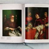 Doch auch die römische Prominenz lässt sich von Raffael verewigen. Links im Bild befindet sich das Porträt von Papst Julius II., das 1512/13 entstanden ist. Rechts ist sein Nachfolger Papst Leo X. mit den Kardinälen Giulio de’ Medici und Luigi de’ Rossi zu sehen. Das Gemälde entsteht im Jahr 1518. 