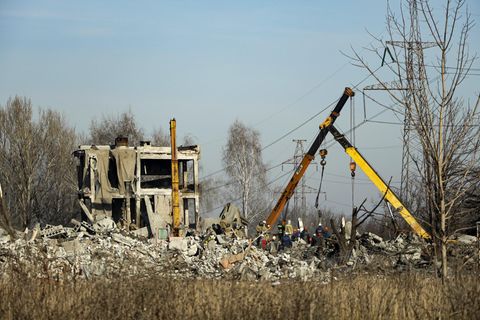 Arbeiter räumen nach einem ukrainischen Raketenangriff in der von Russland besetzten Stadt Makijiwka Trümmer weg