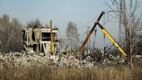 Arbeiter räumen nach einem ukrainischen Raketenangriff in der von Russland besetzten Stadt Makijiwka Trümmer weg