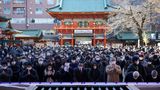 Tokio, Japan. Japanerinnen und Japaner beten am ersten Werktag des Jahres im Kanda Myojin-Schrein. Nach den Neujahrsfeiertagen pilgerten wie in jedem Jahr zahlreiche Manager, Managerinnen und Büroangestellte zu einem berühmten Shinto-Schrein nahe Tokios Banken- und Geschäftsviertel Otemachi und Marunouchi, um für erfolgreiche Geschäfte zu beten, wie der Fernsehsender NHK berichtete.