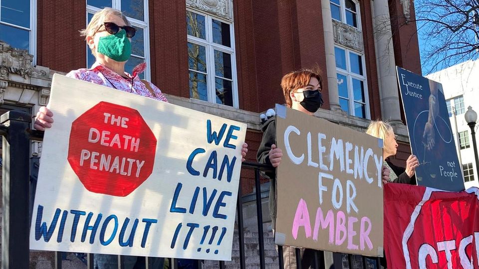 Vor dem Obersten Gerichtshof von Missouri in Jefferson City protestieren Menschen gegen die Hinrichtung von Amber M.