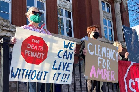 Vor dem Obersten Gerichtshof von Missouri in Jefferson City protestieren Menschen gegen die Hinrichtung von Amber M.