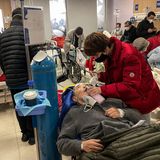 Angehörige pflegen Patienten