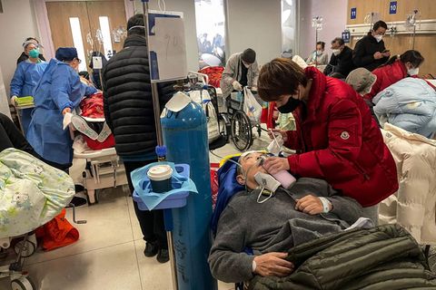 Angehörige pflegen Patienten
