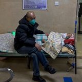 Angehöriger kümmert sich um Patienten