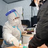 Medizin wird an Fieberklinik ausgegeben