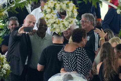 Nach Kritik: Fifa-Chef Infantino verteidigt Selfie bei Totenwache für Pelé