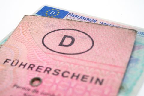 Ein alter und ein neuer Führerschein liegen gestapelt übereinander
