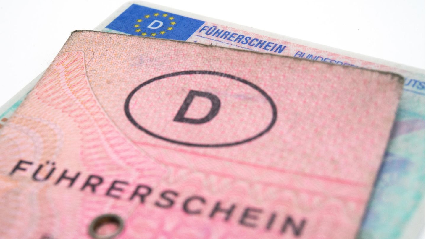 Ein alter und ein neuer Führerschein liegen gestapelt übereinander