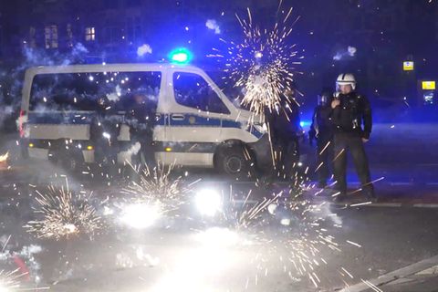 Pyrotechnik explodiert in der Silvesternacht in Berlin in der Nähe eines Polizeifahrzeugs