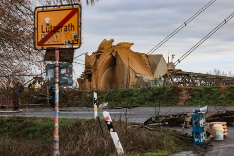 Das Ende von Lützerath: Ein Bagger schaufelt Erdreich am Ortsausgang des Dorfes im rheinischen Braunkohlerevier