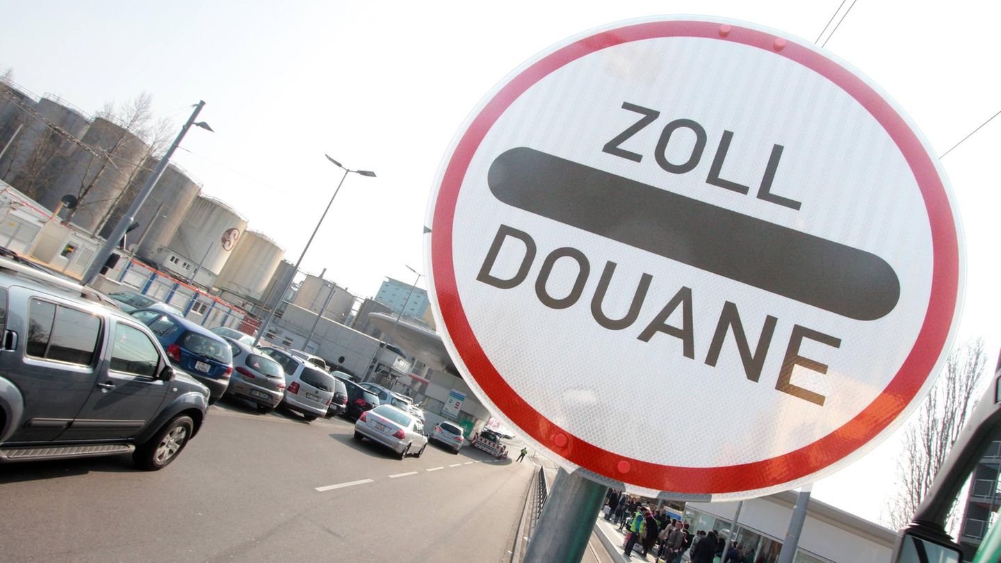 Autos stehen vor der Grenze zwischen Deutschland und der Schweiz in Weil am Rhein (Archivbild)