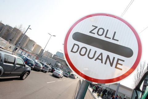 Autos stehen vor der Grenze zwischen Deutschland und der Schweiz in Weil am Rhein (Archivbild)