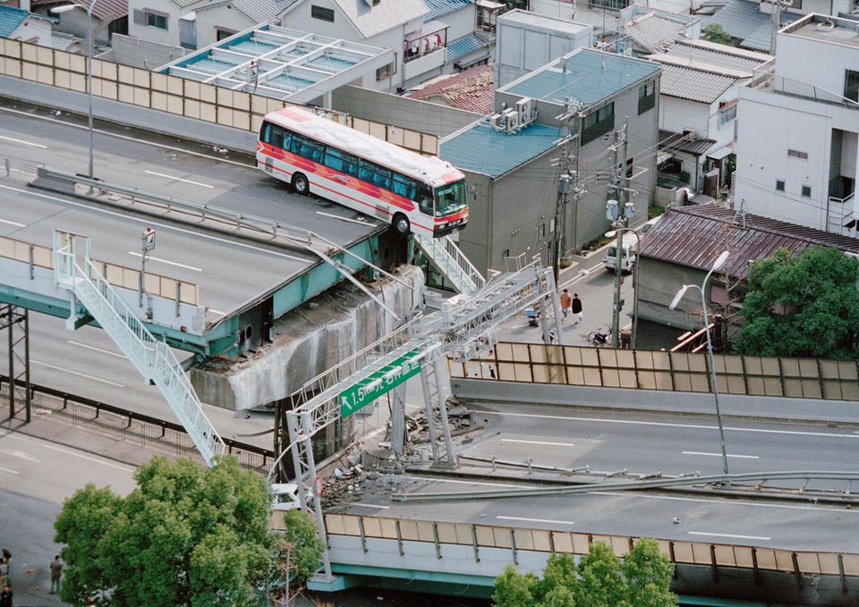 Mehr als 6000 Tote: In der Stadt Nishinomiya, nur wenige Kilometer von Kobe entfernt, hängt ein Reisebus auf der Hanshin-Stadtautobahn rund 15 Meter über dem Abgrund, nachdem das Erdbeben die Fahrbahn zerstörte In der Stadt Nishinomiya, nur wenige Kilometer von Kobe entfernt, hängt ein Reisebus auf der Hanshin-Stadtautobahn rund 15 Meter über dem Abgrund, nachdem das Erdbeben die Fahrbahn zerstörte