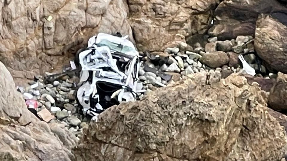 Das völlig zerstörte Auto am Fuße der Klippe am Pacific Coast Highway im US-Bundesstaat Kalifornien