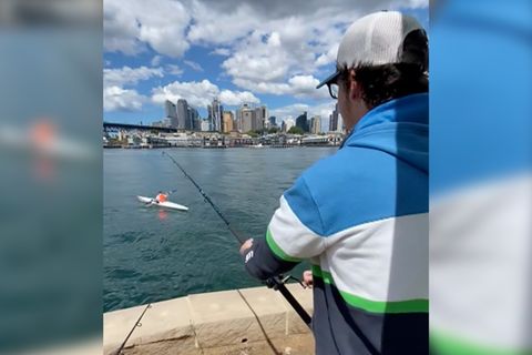 Angler haben Kajakfahrer am Haken