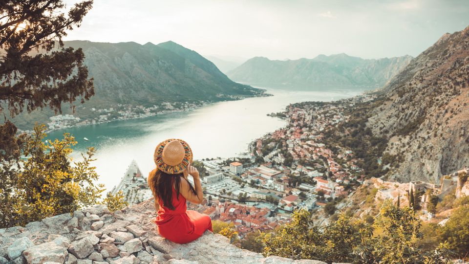 Das Land gehört zu den günstigsten Reisezielen in Europa. Trotzdem hat Montenegro mit traumhaften Buchten, verwunschenen Wäldern und aufregenden Berglandschaften einiges zu bieten. Und trotzdem ist das Land noch weitaus weniger von Touristen erschlossen als der bekanntere Nachbar Kroatien. 